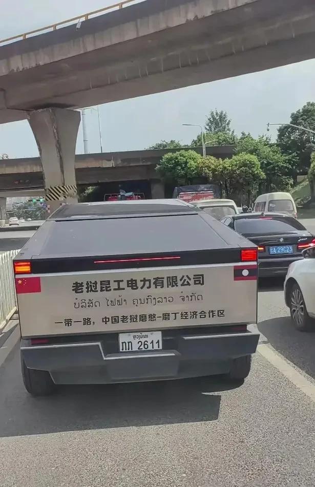 街头上的一幕，惊呆了啊！#马路上的一幕##马路上一幕#