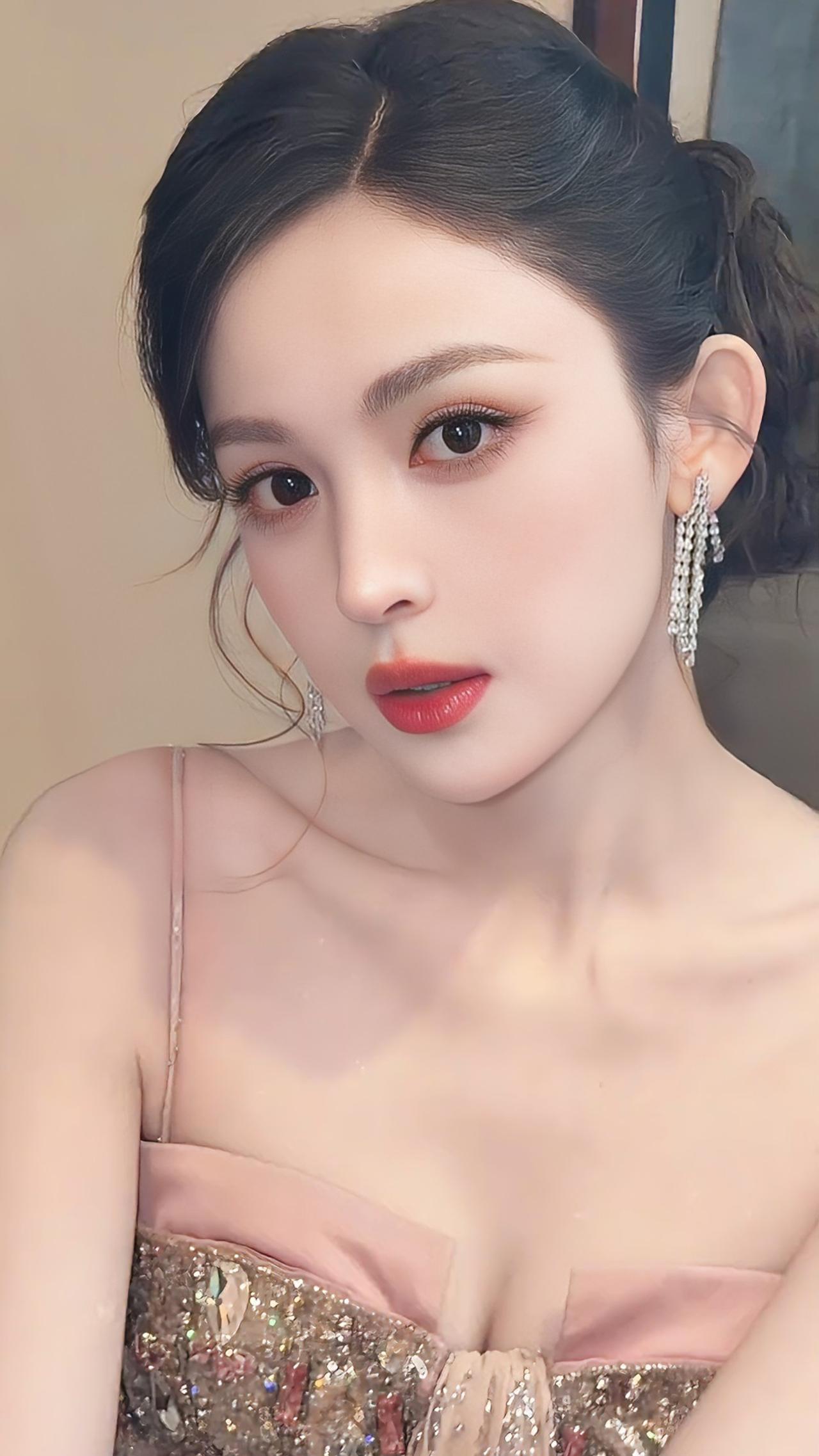 古力娜扎这组造型杀疯了！谁懂啊！娜扎这身豆沙粉礼裙也太绝了💫低盘发+碎发=