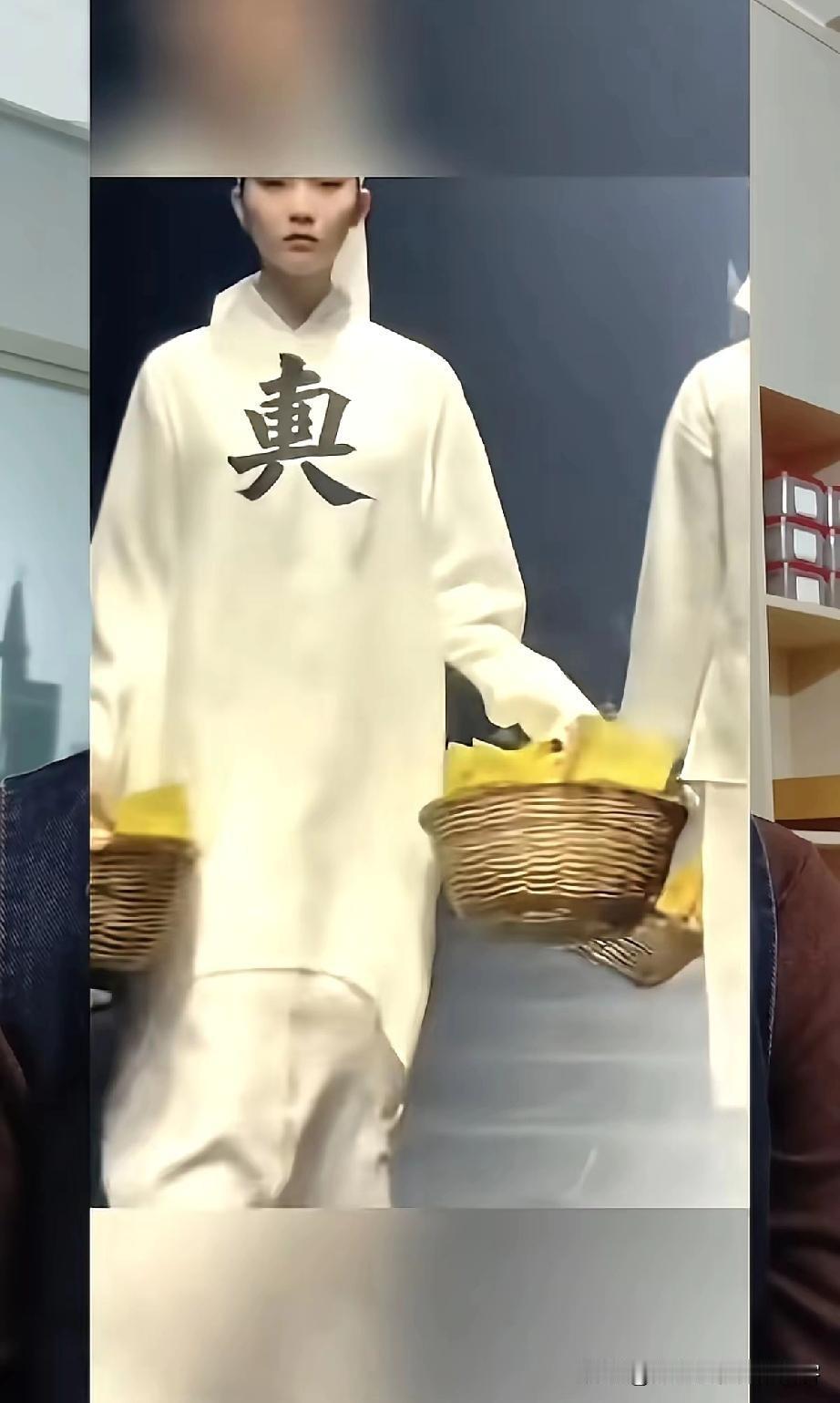 巴黎世家那件108888元的衣服，真是把我看懵了！白衣白裤印着大黑字，模特还