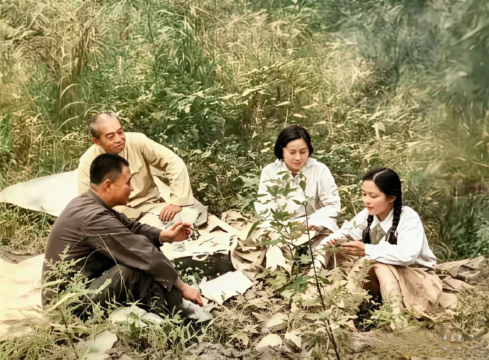 1954年，彭德怀和妻子浦安修，侄女彭钢的合影，彭德怀刚从朝鲜战场回国不久，工作繁忙，很难得有这样空