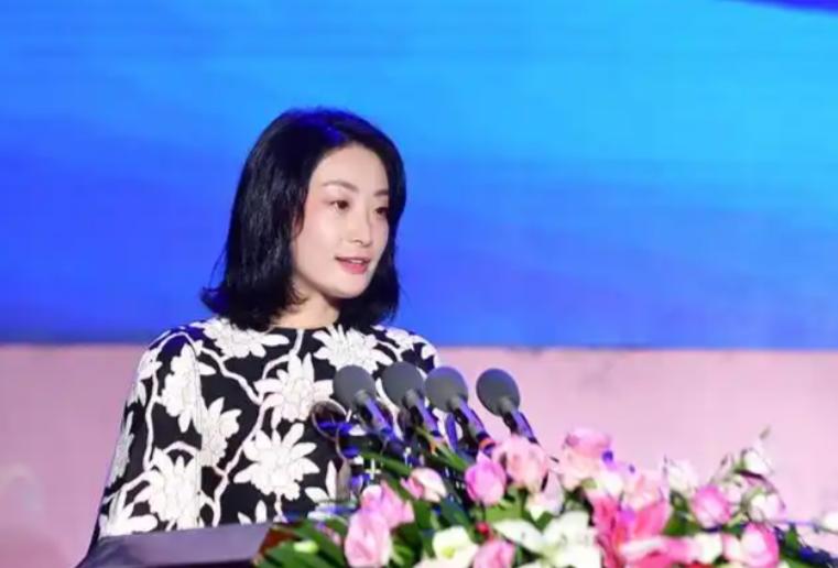 别夸宗馥莉赢继承权了！她一句“企业不属于个人”戳破刻板印象宗馥莉没把