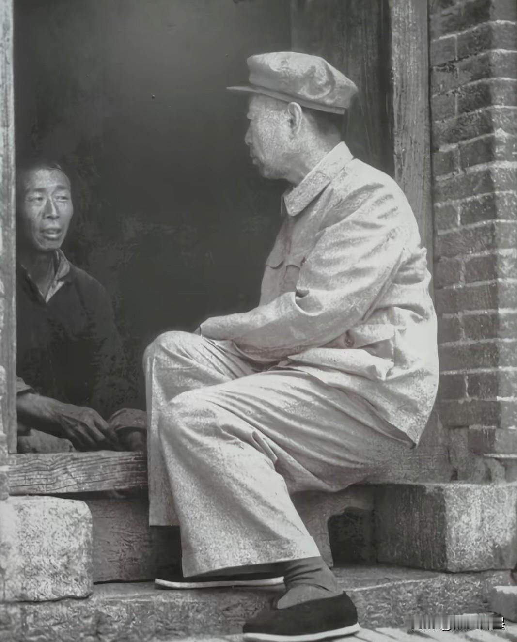 这就是我们共和国第一任总理1958年4月，周总理在河南省偃师县视察人民公社时在