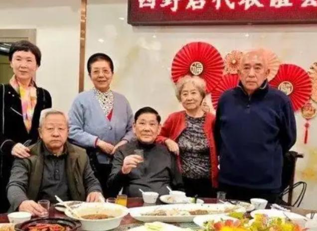 四野后代联谊会一直有个默认的传统，每次聚会时，大家都会按照父辈当年的职务和级别安