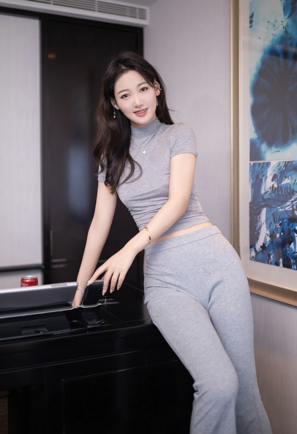 灰色收身上衣搭配喇叭长裤，曼妙身姿梦幻入魂，柔美身段一览无余