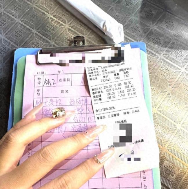 后续！女子三亚4菜1868元！涉事司机被罚1.5万，涉事海鲜店被立案调查本是