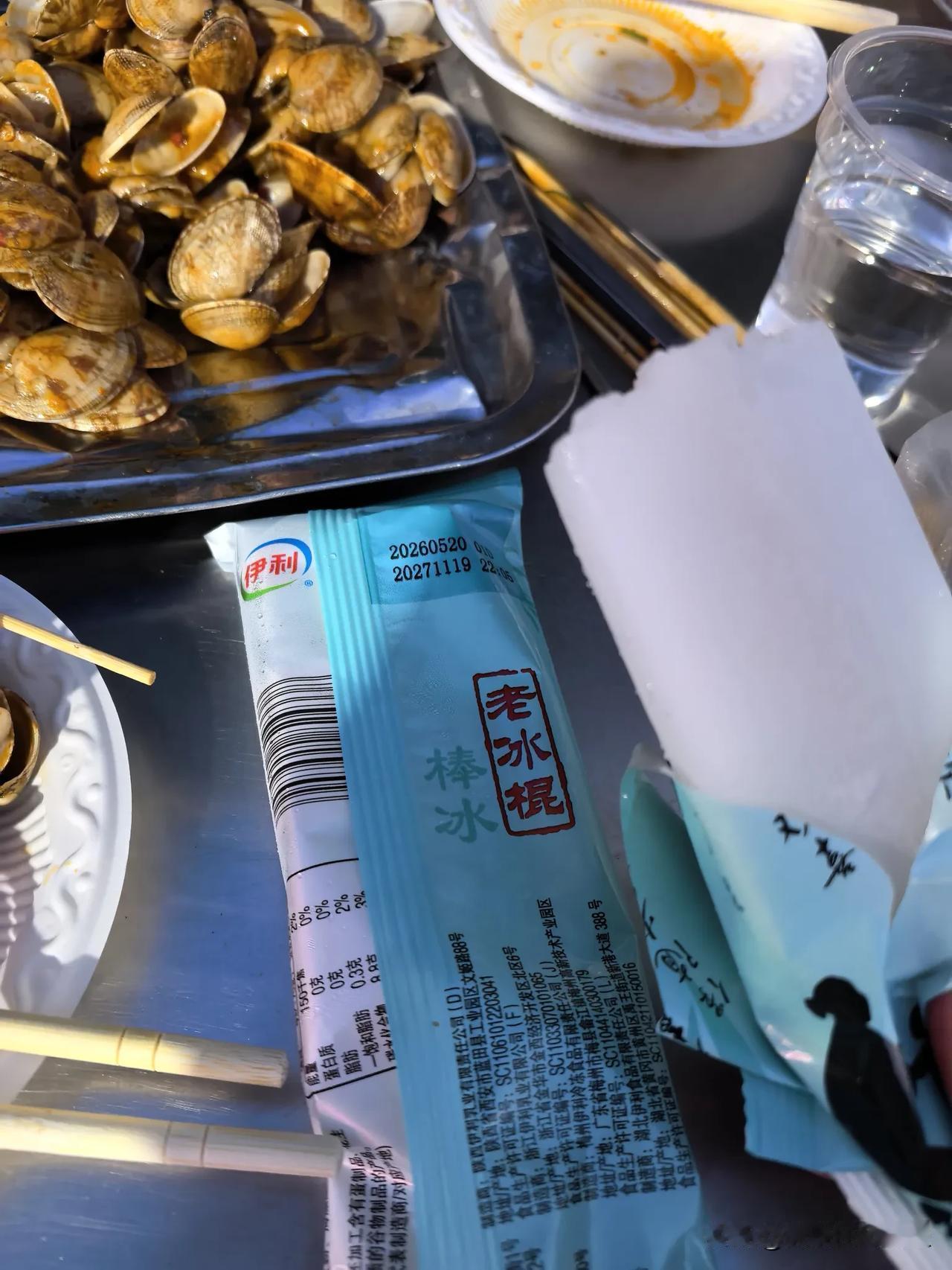 昨天晚上，我们4个人去大排档，来了一份99元烧烤套餐。包含烤鱼一份、面筋一份