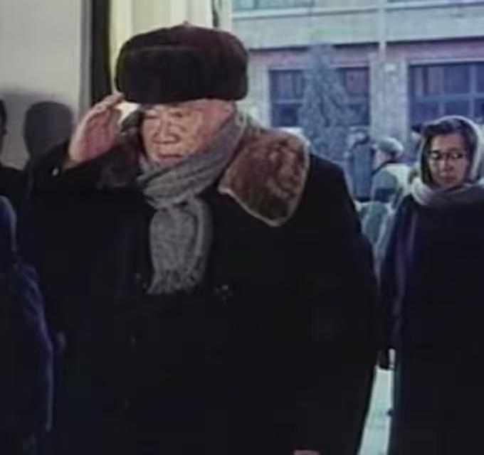 九十岁军礼，道尽半生战友情1976年1月，已是九十高龄的朱德元帅，拖着年迈
