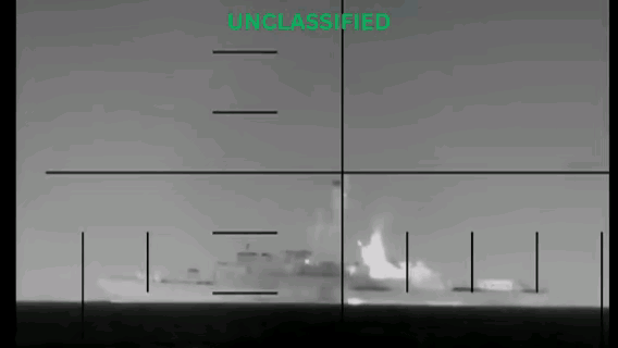 就在几小时前，美军公布了伊朗海军护卫舰艾瑞斯·迪纳号的最后时刻，这段由核潜艇潜望