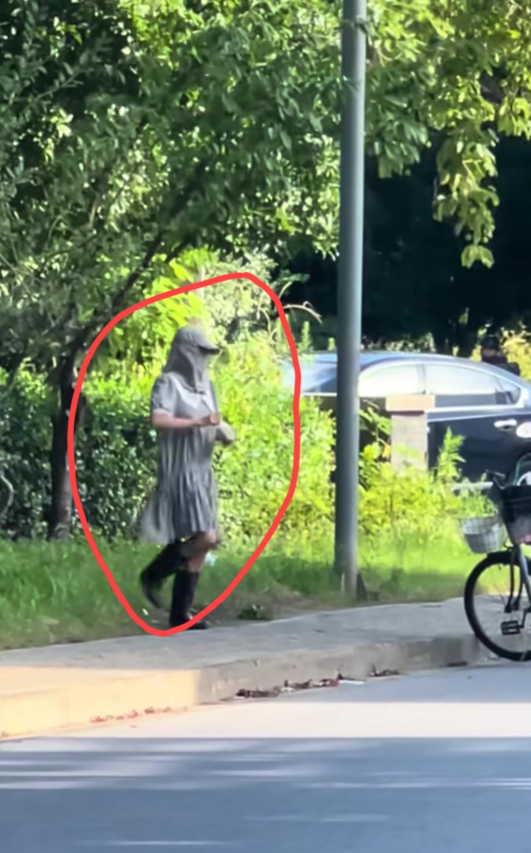 8月24日，浙江嘉兴。网友发视频吐槽:这个人包的严严实实的，一路洒一包不知道什么