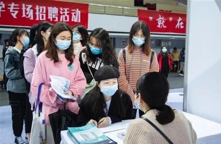 很喜欢一句话：让子弹飞一会。最近无数家长、毕业生找我纠结、质疑：为什么现