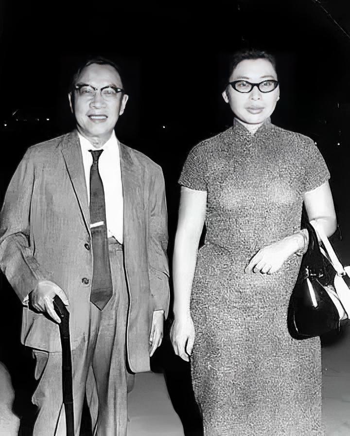 1956年，国学大师钱穆，61岁时三婚迎娶胡美琦。新婚夜，他盯着如花似玉的娇妻，