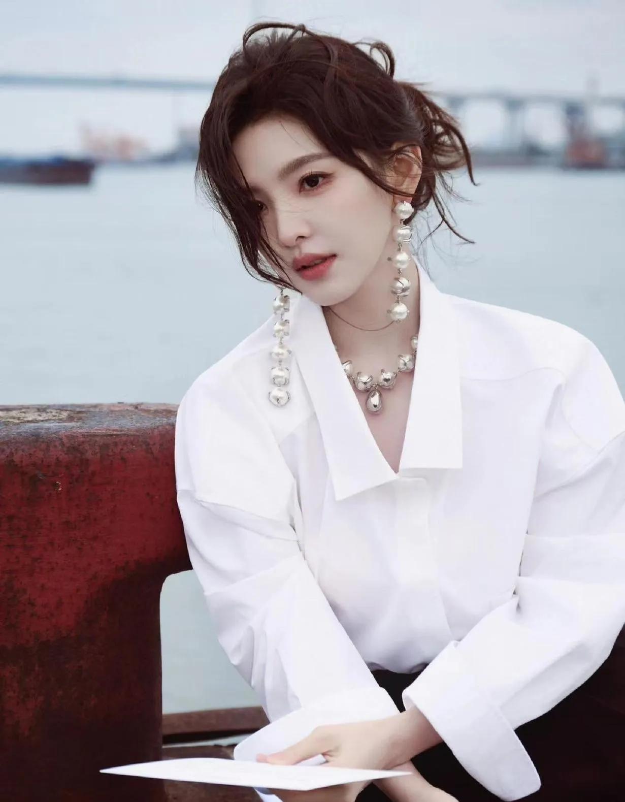 章若楠的黑白配穿搭封神！宽松白衬衫+不规则黑半裙，简约不挑人，通勤约会穿都好看，