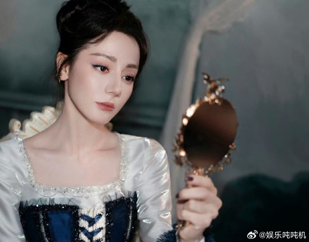 迪丽热巴浴袍变公主被迪丽热巴美到失语！一件浴袍都能穿出公主气质，天生闪耀说的就