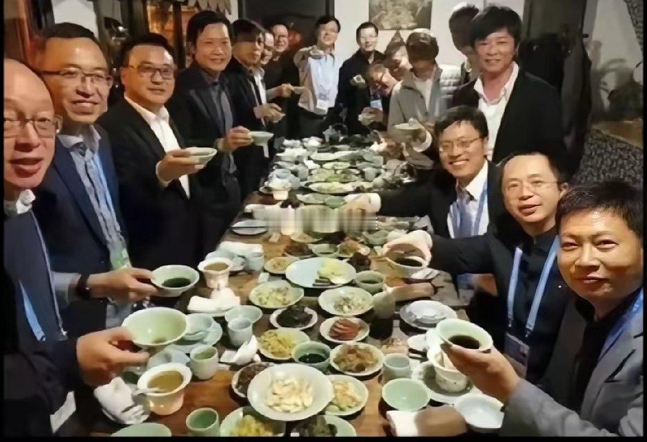 中国大佬们聚餐时与美国打佬们聚餐时的对比雷军、马斯克​