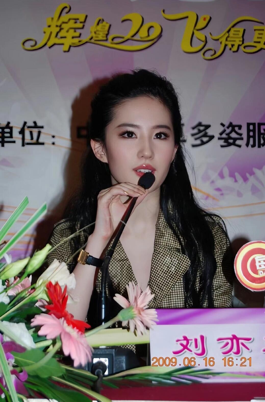在想这几张图可以用来回答【为什么没有人用刘亦菲当整容模版】因为美得很不规则很超
