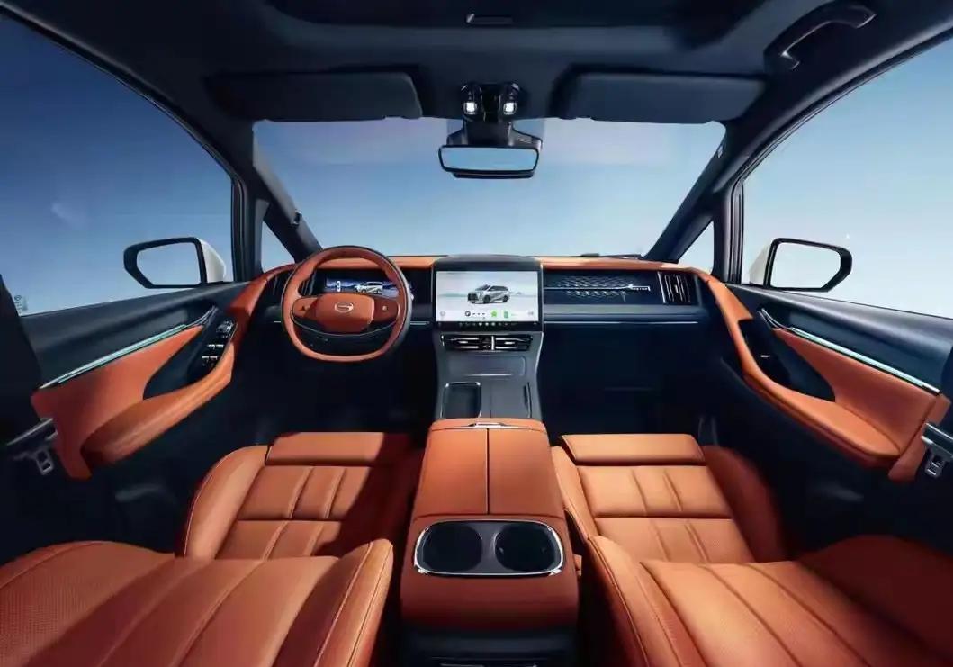 不说别人，就说我单位老板，这不又生三胎了吗？这是人逢喜事精神爽啊！昨天又换新车了