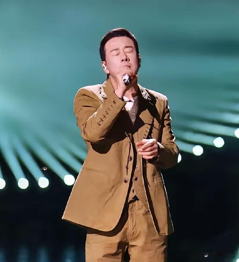 难怪昨晚杨坤哭成那样，不查不知道，一查就懂了，他都51岁了，在华语乐坛唱了3