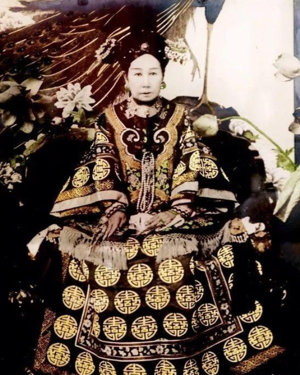 野史：1880年，慈禧的屁股上长了痔疮，烦躁的很。太医们束手无策，毕竟谁敢摸太后