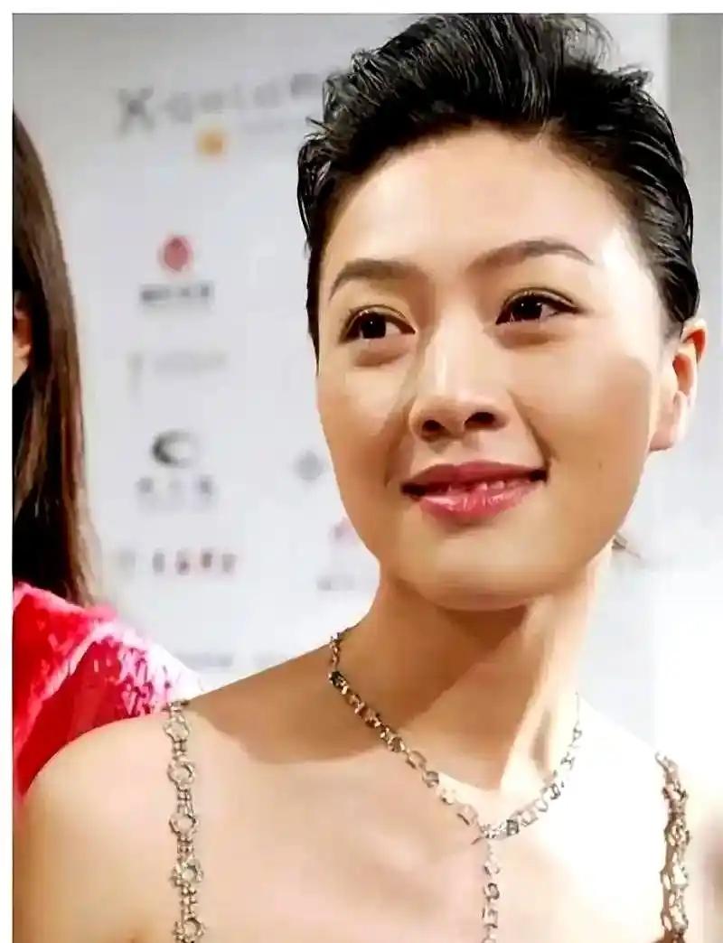 🌞陆毅的老婆鲍蕾在接受采访时，对昔日同学田海蓉极尽讽刺：”她追了我老公四年