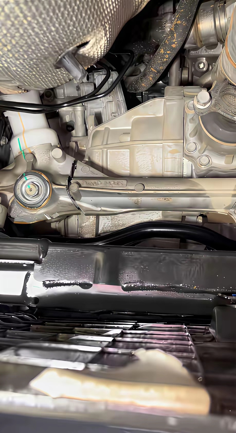 开车时被石头硌了一下，这修起来大概得多少银子呀？