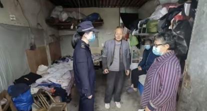 2022年，浙江一大爷因违规摆摊被罚款，交罚款时不禁求情道：“能不能少罚点，我就