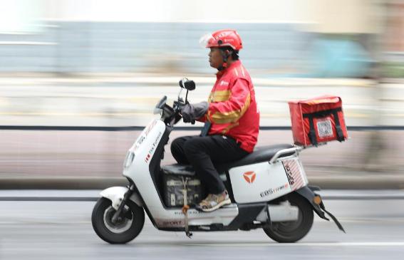 灵活就业超2亿人，平台首次给骑手参保还能拿10%补贴，这事靠谱吗？2026年