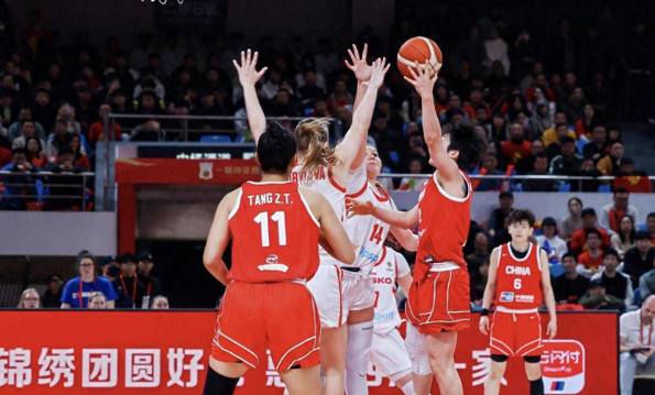 预测今晚中国女篮输十分左右，捷克44号，22号统吃女蓝三大中锋，后卫在捷克高度防