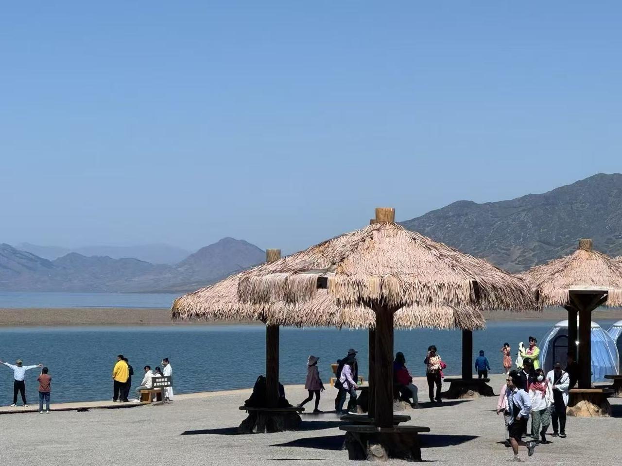 本来冲着海边度假的感觉去的，到了才发现这根本不是海，是新疆的盐湖！第一眼看到