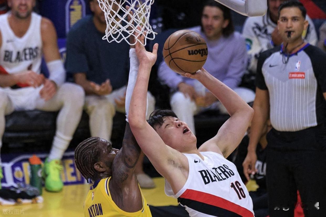 玩着小妞打NBA末日还会远吗！这孩子基本列了，看不到一丁点积极性，眼神恍惚，