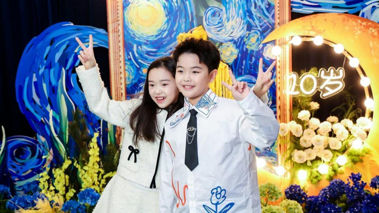 董璇携小酒窝亮相朵朵生日会 陈思诚罕见现身 两家人温馨合照引热议