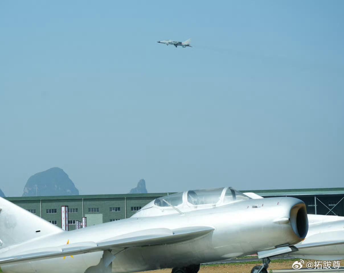 南空某部机场还停着歼教5……