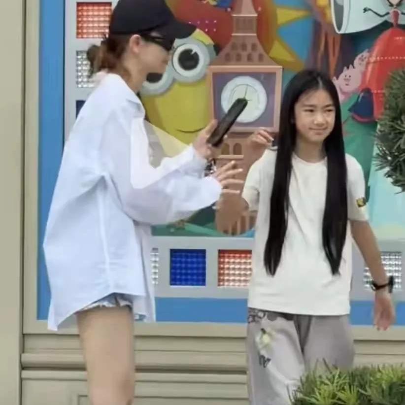 都说女儿像爸，儿子像妈。lucky小时候虽然像戚薇，被网友称作小戚薇，但是