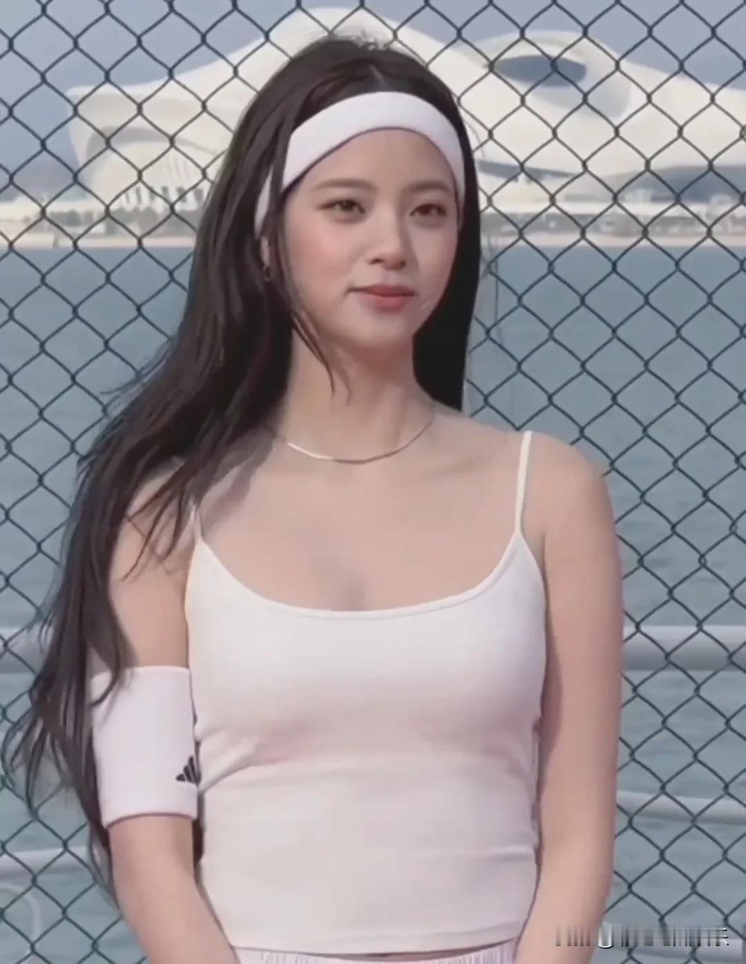 欧阳娜娜长大了身材也成熟了，她是被陈思诚捧红的，演过陈思诚导演的电影北爱，与刘昊