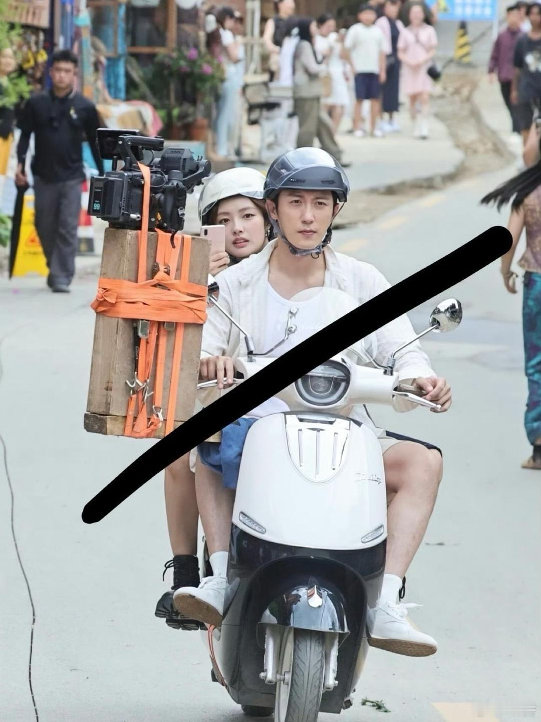 解密了！原来电驴上的镜头是这么来的，黄景瑜和徐若晗这算不算危险驾驶[doge]