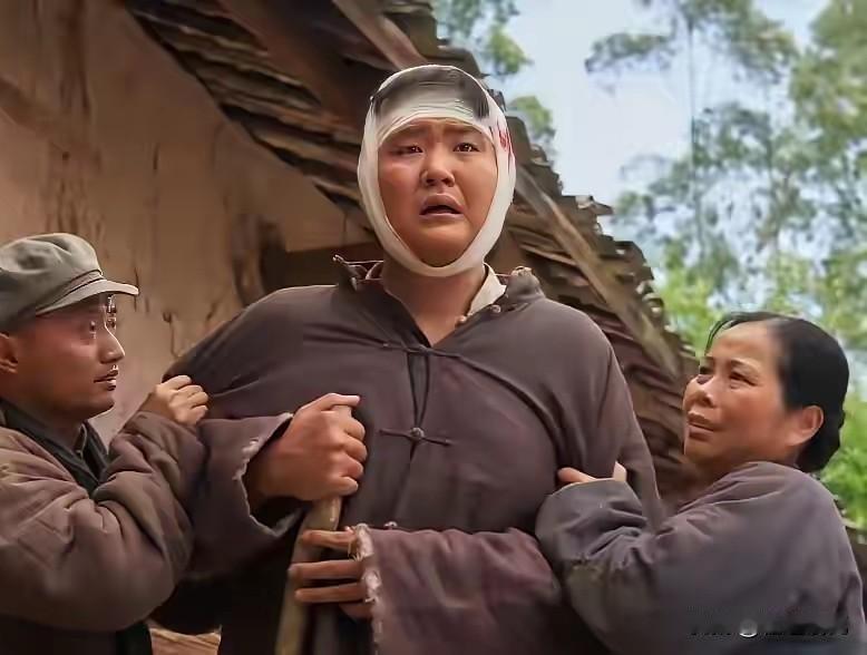 真不知道导演是怎么选的演员，有网友扒出了闫某晶的儿子林某霏出演八路军的角色，无