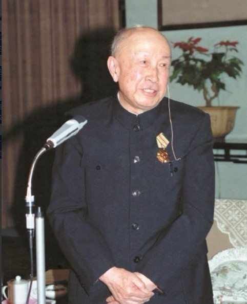 1964年，钱学森在家吃晚饭时，突然闻到了一道菜的味道有些发苦，就皱了皱眉，对家