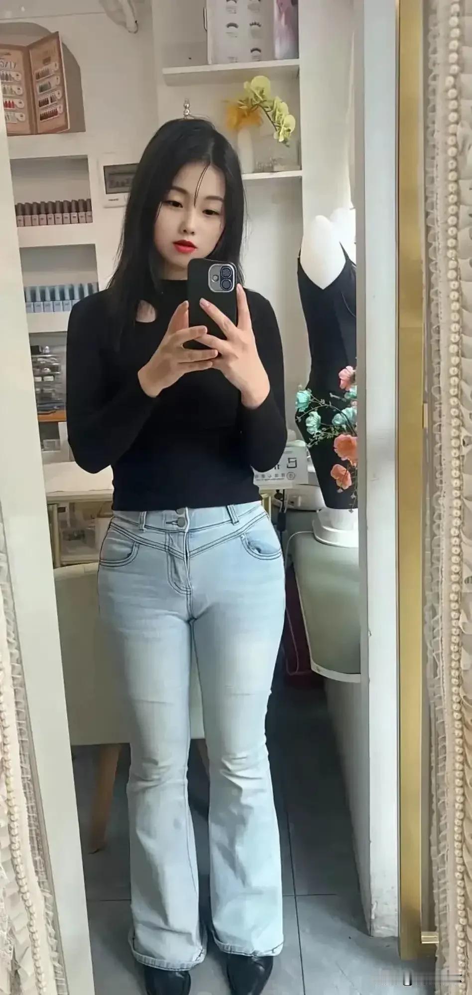 牛仔裤搭配黑色上衣，简约又时尚！