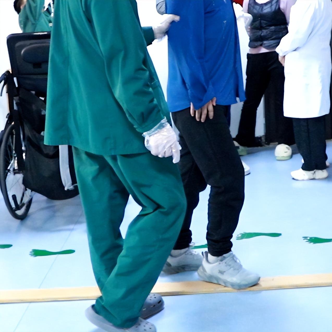 偏瘫后练不对=白费劲，抓住三点是关键！1.训练重点：集中解决核心功能障碍偏