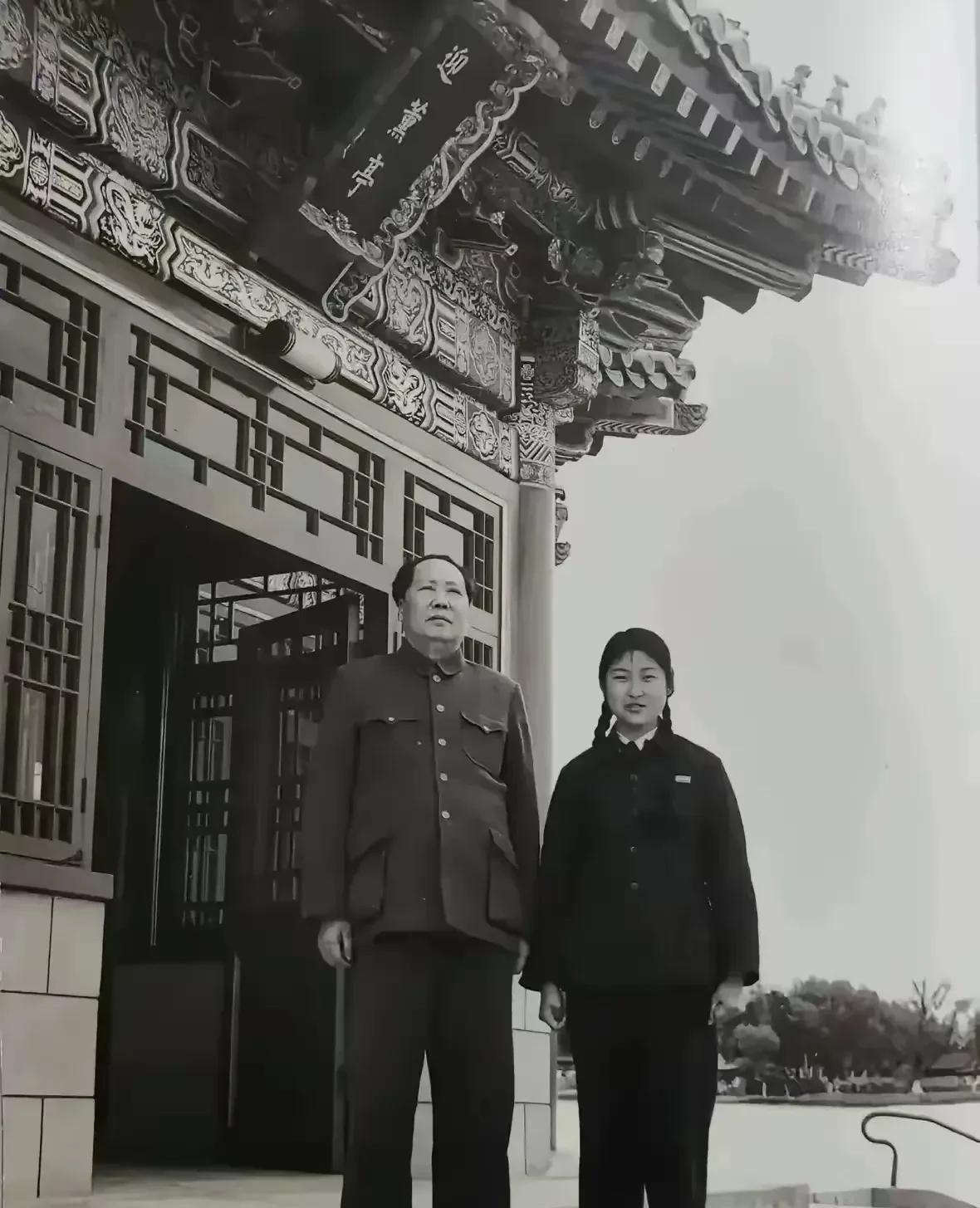 这张毛主席与女儿李敏在迎熏亭的合影，承载着深厚的父女情。李敏是毛主席与贺子珍的女