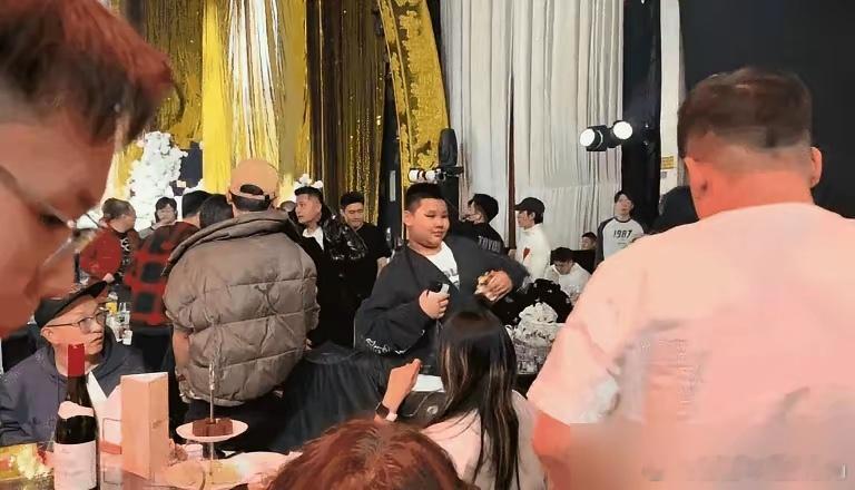 给郭德纲提个醒，小儿子再这么养下去，早晚要出事。陶阳大婚，全场焦点不是新人，是