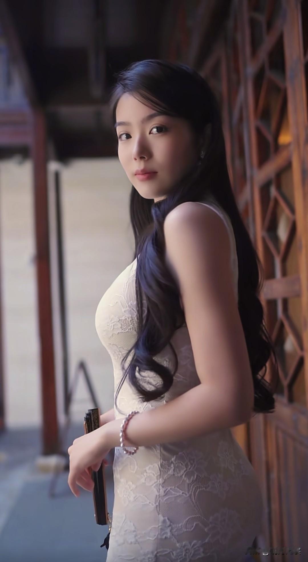 优雅复古风，黑白蕾丝裙，复古相机，怀旧氛围。什么样的美人算是东方美人回眸一笑