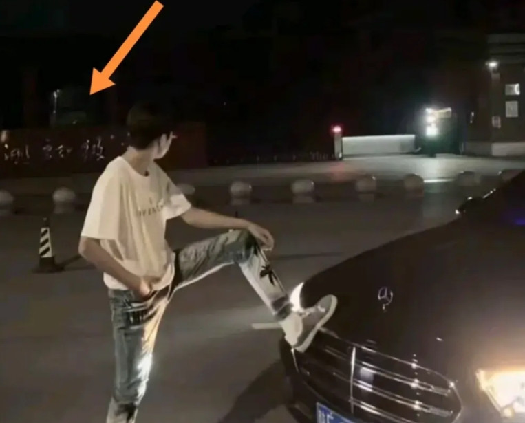 陕西偷奔驰的三个小伙，凌晨偷完车就开着出去潇洒了，还特意跑到自己学校门口拍视频，