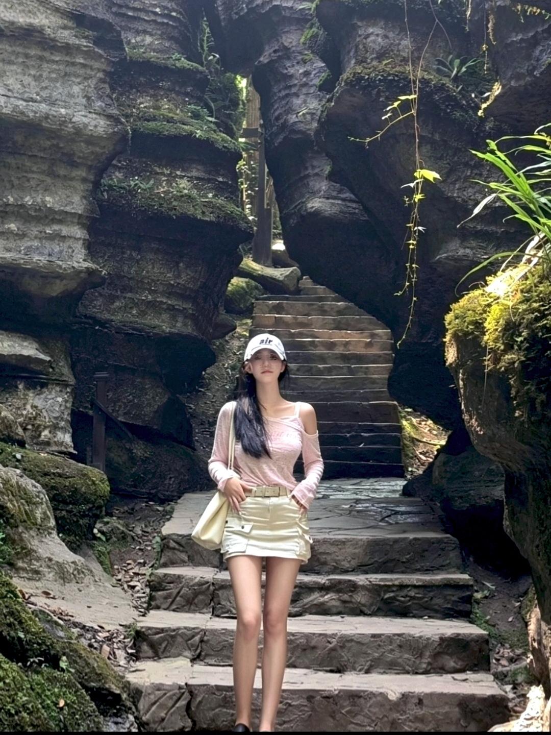 探索自然之美，打卡山间石阶，清新穿搭，元气满满！🌿👗👒