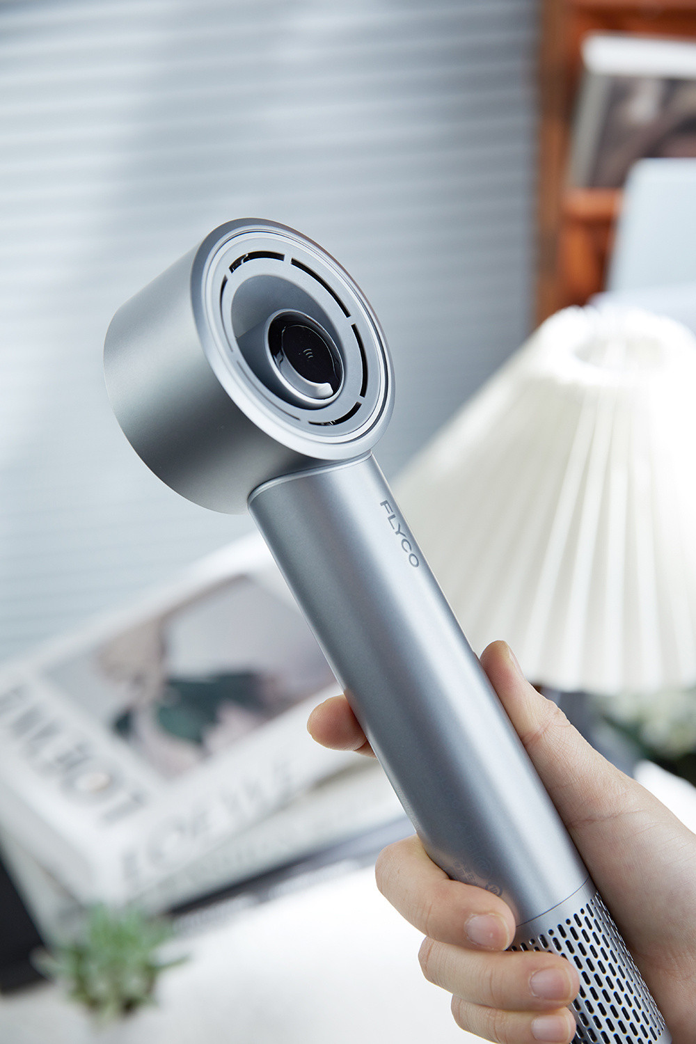 飞科正式官宣王一博出任品牌全球代言人，双方以极致追求携手同行，同步亮相的飞科星环