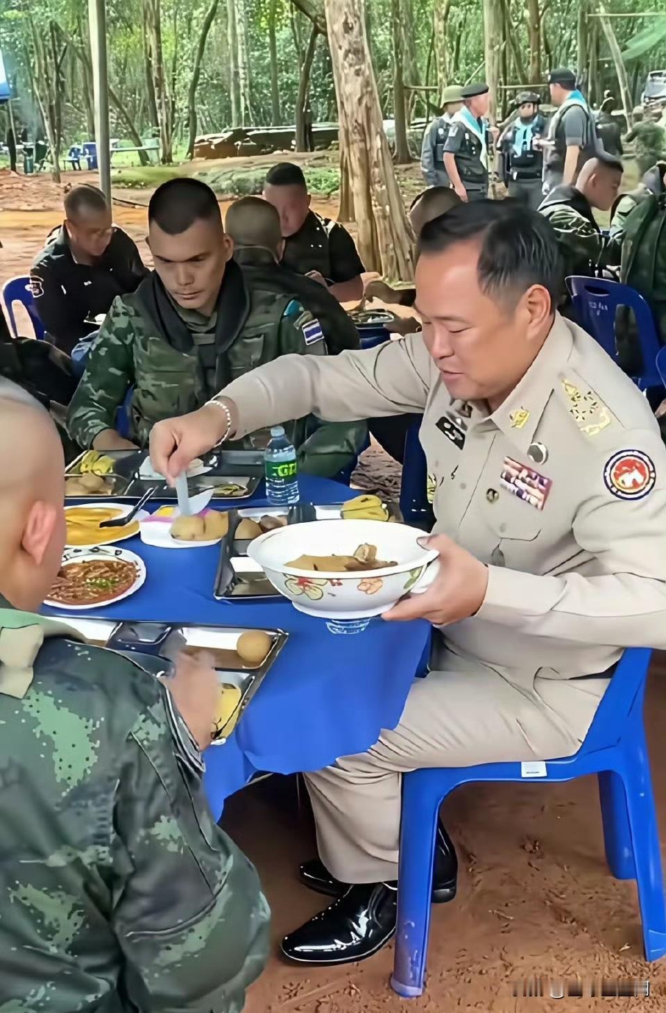 泰国总理给一线战士夹菜，总理舀起热腾腾的卤蛋，放入年轻战士餐盘，这超越了所有浮夸