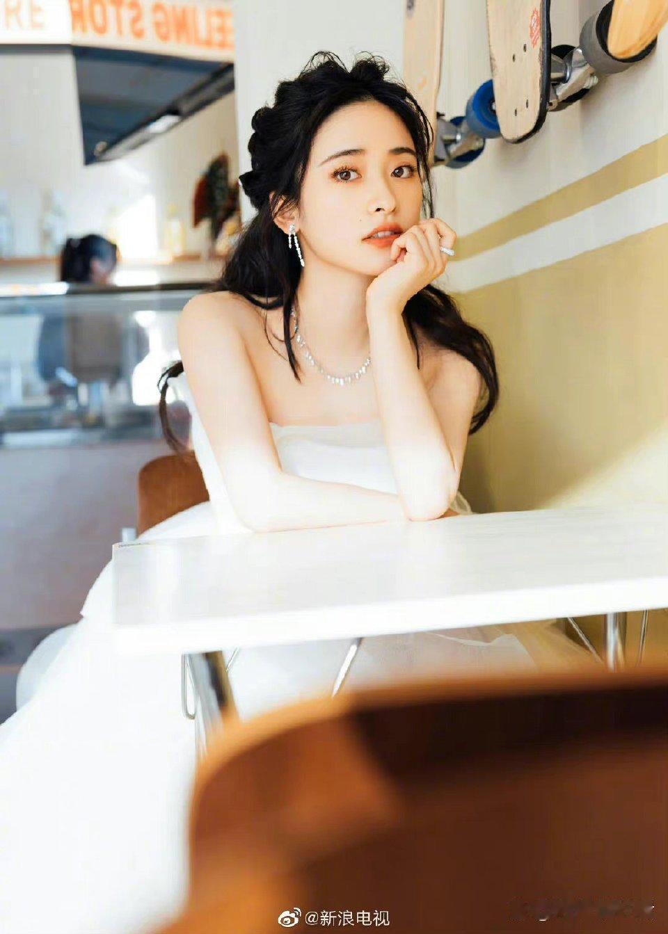 1.刘学义和杨紫先前关系挺好的，蛋糕事件后就客气了很多，毕竟娱乐圈人言可畏。2.