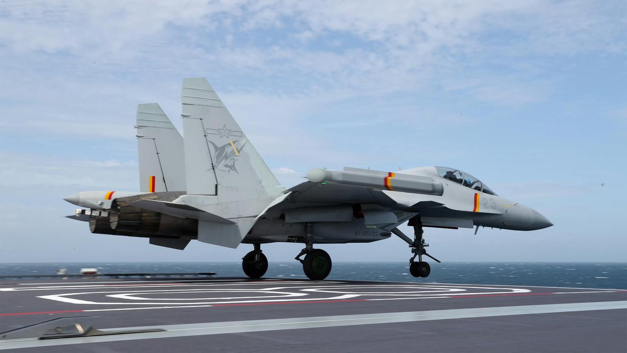 歼15DT弹射起飞离开甲板的角度绝了