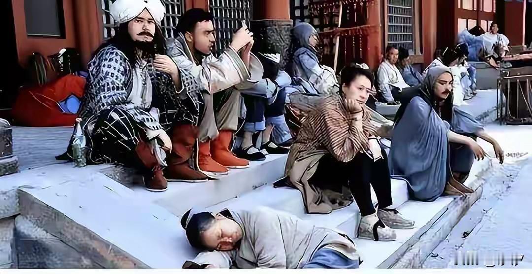 如今在横店做演员也不行了，之前有大量的电视剧拍摄，群众演员非常的缺，一天两