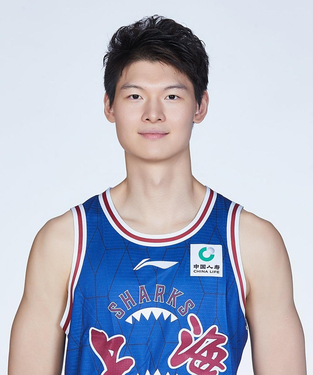 王哲林打了12个赛季到底赚了多少钱？第一份，福建队1年赚了30万元；第二份