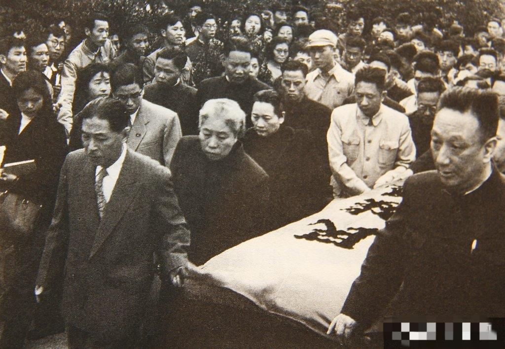 从移陵照片看排位这张照片是1956年鲁迅迁葬（移陵）时的。1956年